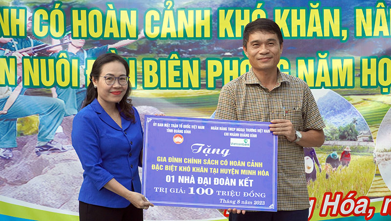 Đồng chí Chủ tịch Ủy ban MTTQVN tỉnh Phạm Thị Hân trao biển tượng trưng nhà Đại đoàn kết cho các hộ dân xã Thượng Hóa.