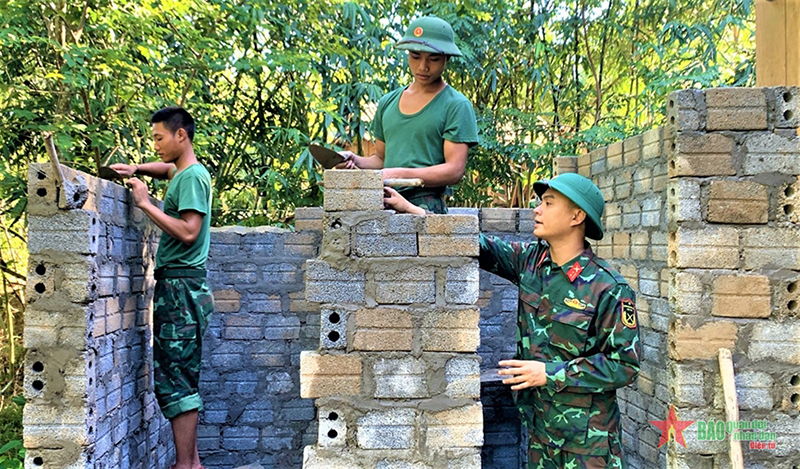 Cán bộ, chiến sĩ Sư đoàn 324, Quân khu 4 giúp bà con xã Trọng Hoá, huyện Minh Hóa xây nhà. Ảnh: VÕ NGHĨA