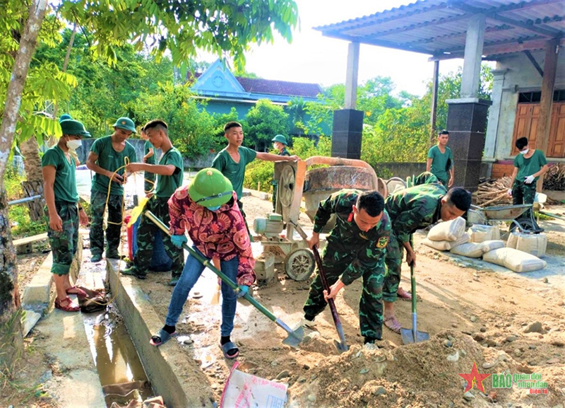 Cán bộ, chiến sĩ Lữ đoàn Phòng không 283, Quân khu 4 giúp xã Sơn Kim 1, huyện Hương Sơn, tỉnh Hà Tĩnh xây dựng nông thôn mới. Ảnh: CÔNG KHANH