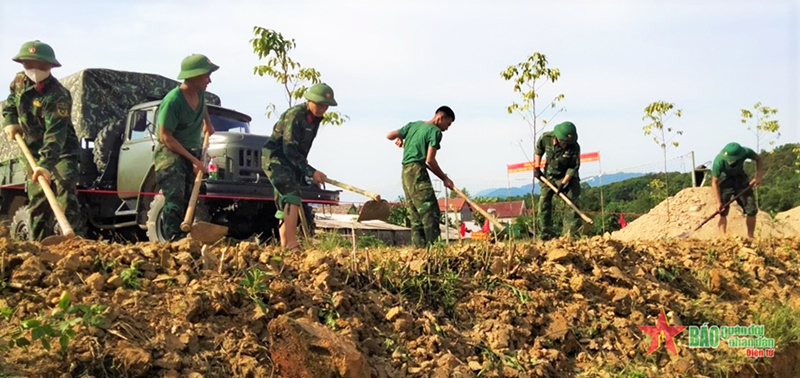 Cán bộ, chiến sĩ Lữ đoàn Phòng không 283, Quân khu 4 giúp xã Sơn Kim 1, huyện Hương Sơn, tỉnh Hà Tĩnh xây dựng nông thôn mới. Ảnh: CÔNG KHANH 