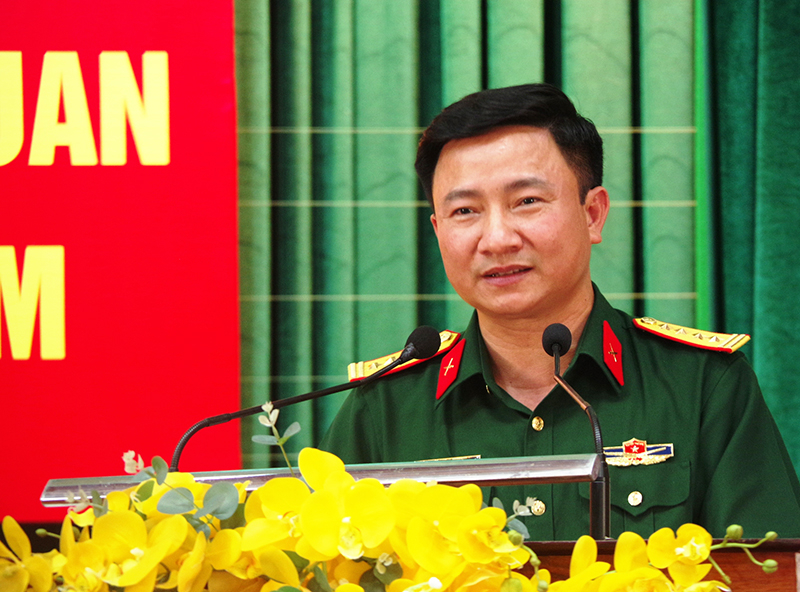 Đại tá Đoàn Xuân Bường, Phó Chính ủy Quân khu 4 phát biểu chỉ đạo tại hội nghị.