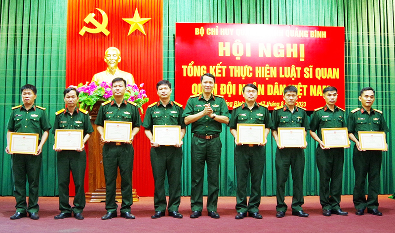 Đại tá Đinh Xuân Hướng, Chính ủy Bộ Chỉ huy Quân sự tỉnh tặng giấy khen cho các tập thể, cá nhân tiêu biểu.