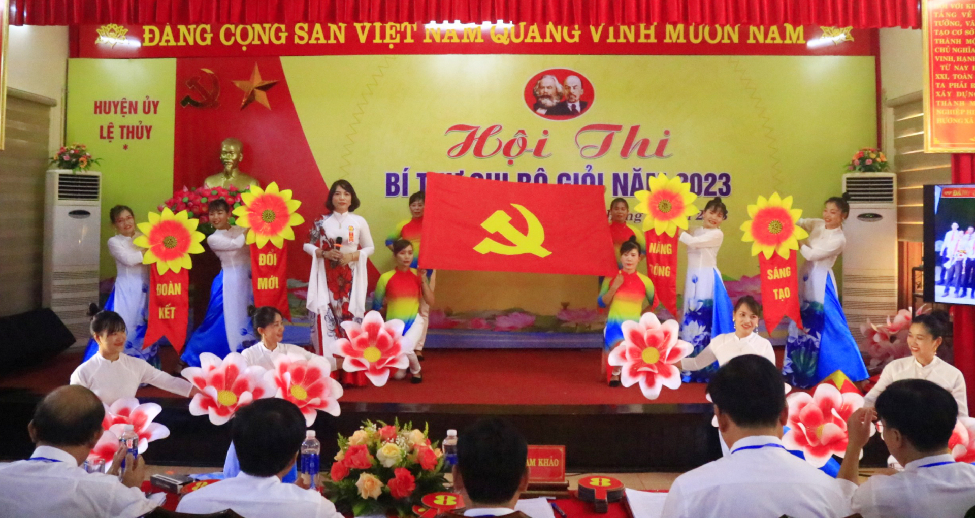 Thí sinh thể hiện phần thi chào hỏi.
