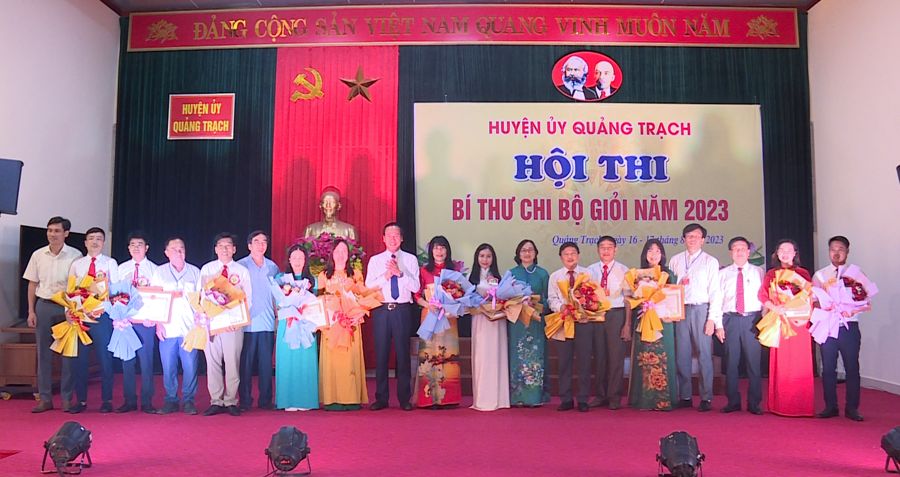 các đồng chí trong Ban Thường vụ Huyện uỷ chụp ảnh lưu niệm với các thí sinh đạt giải tại Hội thi