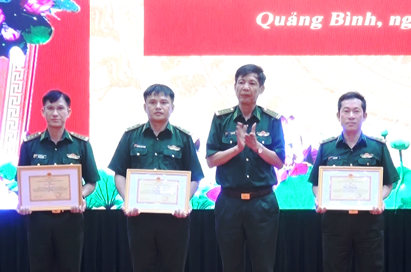 Đồng chí Lê Văn Tiến, Bí thư Đảng ủy BĐBP tỉnh trao giấy khen cho các tập thể, cá nhân.