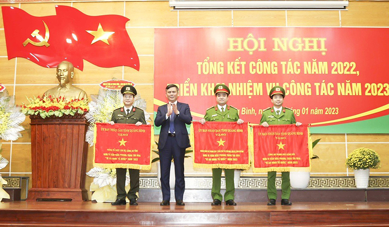 Đồng chí Chủ tịch UBND tỉnh Trần Thắng trao cờ thi đua xuất sắc của tỉnh cho các đơn vị Công an tỉnh Quảng Bình.