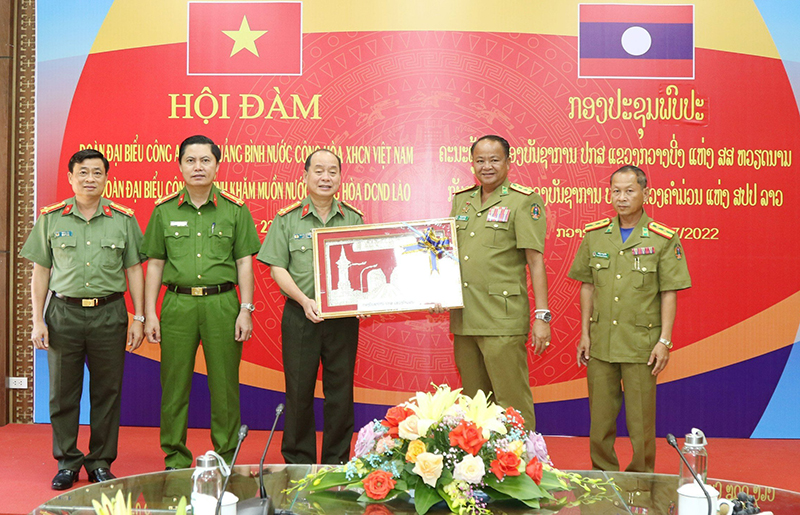 Công an tỉnh Quảng Bình (Việt Nam) tiến hành hội đàm cùng Công an tỉnh Khăm Muồn (Lào).