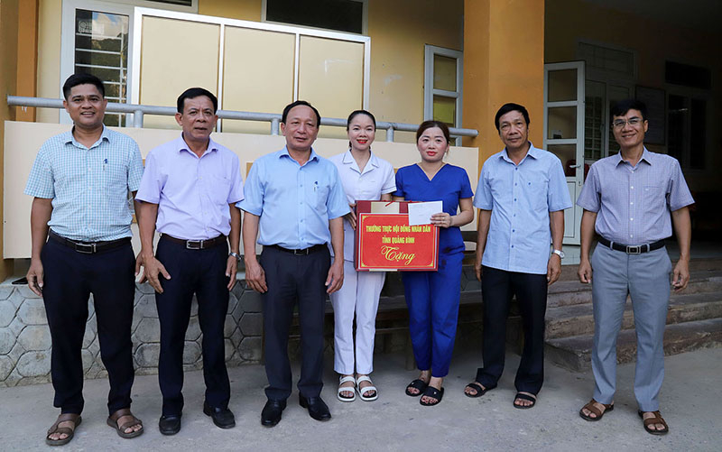 Trao quà cho trạm Y tế xã Trường Sơn