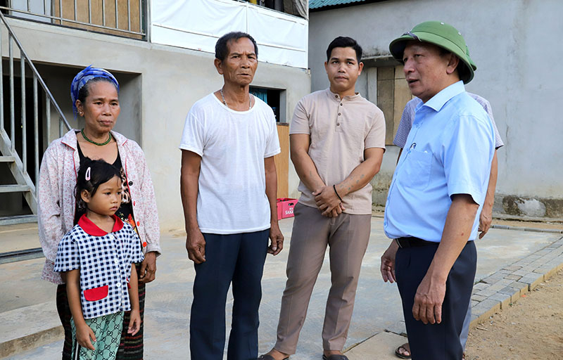Thăm bản Sắt