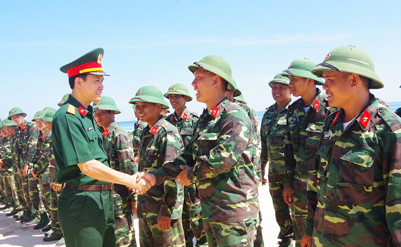 Tặng quà, động viên Đại đội dự bị động viên tỉnh và Đại đội nữ dân quân thường trực pháo phòng không 37mm TP Đồng Hới đang thực hiện nhiệm vụ huấn luyện.