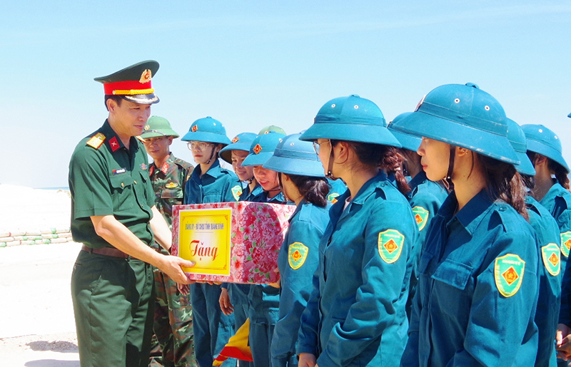 Tặng quà, động viên Đại đội dự bị động viên tỉnh và Đại đội nữ dân quân thường trực pháo phòng không 37mm TP Đồng Hới đang thực hiện nhiệm vụ huấn luyện.