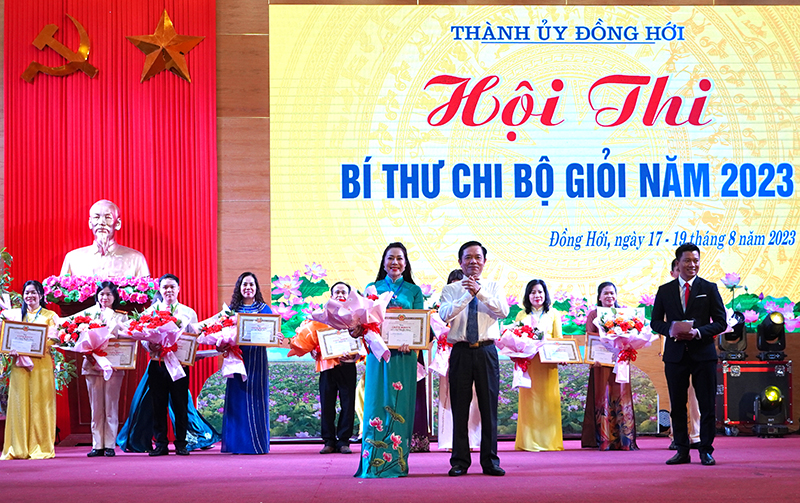 Đại diện lãnh đạo TP. Đồng Hới trao giải nhất.