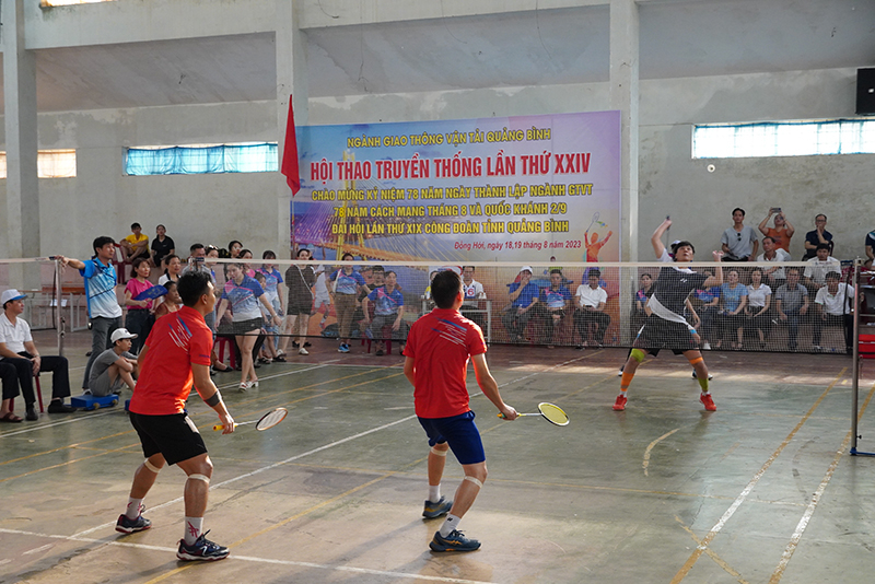 Các VĐV tranh tài ở nội dung đôi nam bộ môn cầu lông.