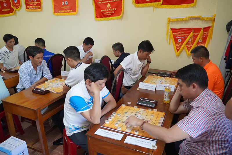 Các VĐV đấu trí căng thẳng ở bộ môn cờ tướng.