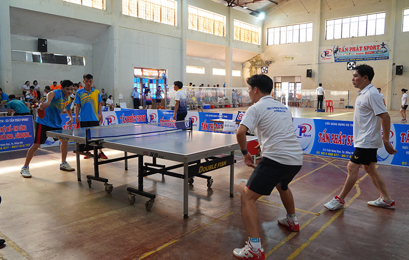 Các VĐV thi đấu bóng bàn, nội dung đôi nam.