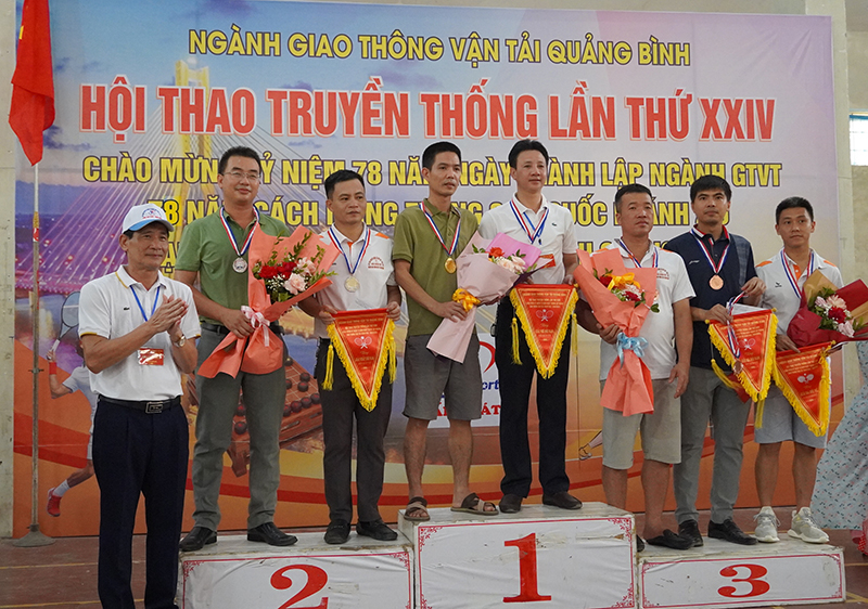 Trao giải nhất, nhì ba cho các VĐV thi đấu bộ môn quần vợt.