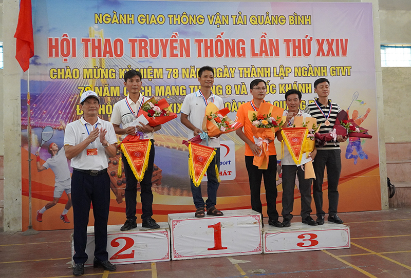 Trao giải nhất, nhì, ba cho các VĐV thi đấu bộ môn cờ tướng.