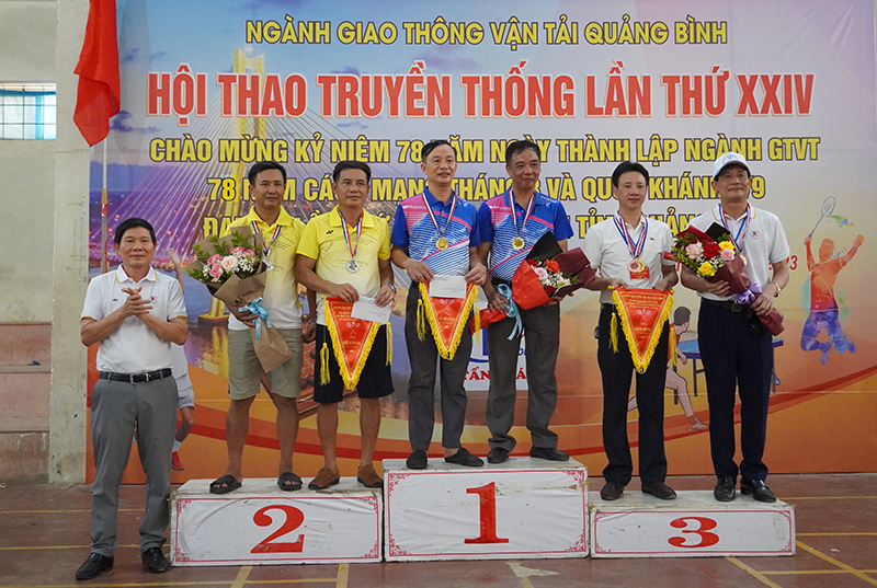 Trao giải nhất, nhì, ba cho các VĐV ở nội dung đôi nam người lớn tuổi, bộ môn cầu lông.