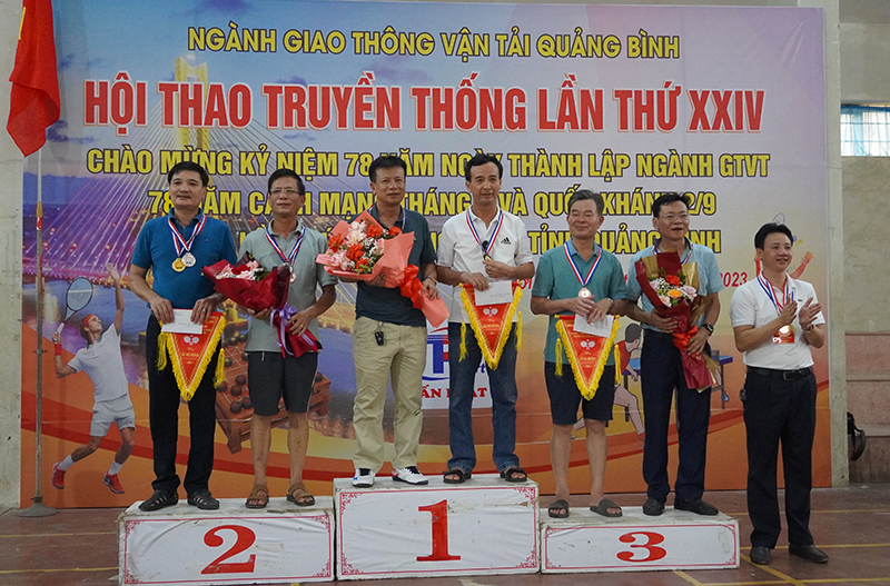Trao giải nhất, nhì, ba cho các VĐV đôi nam lớn tuổi, bộ môn bóng bàn.