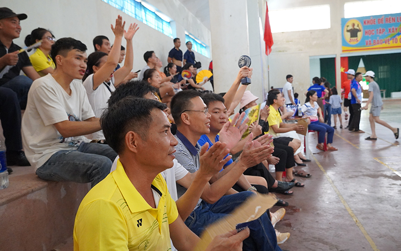 Đông đảo khán giả tới xem, cổ vũ các VĐV thi đấu.