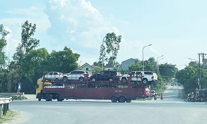 Xe tải lùi ra từ điểm tập kết hàng hóa làm mất an toàn giao thông.