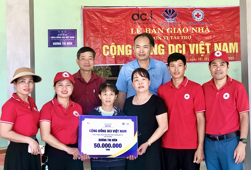 Hội CTĐ huyện Lệ Thủy, Quỹ DCI, chính quyền địa phương bàn giao “Nhà nhân ái” tại xã Trường Thủy. 