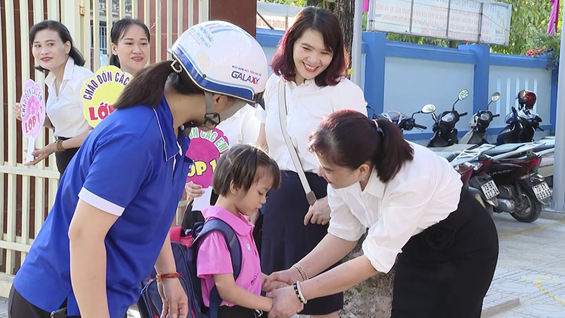 Phụ huynh, giáo viên đồng hành với học sinh trong ngày đầu đến trường