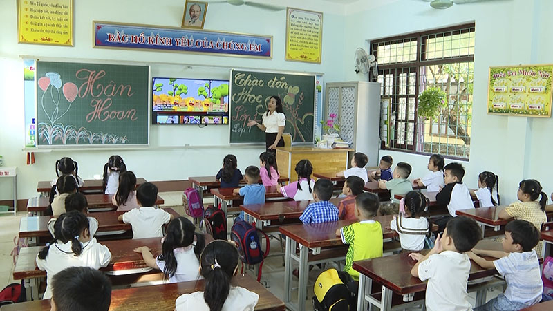 Học sinh lớp 1 hào hứng tham gia buổi học đầu tiên