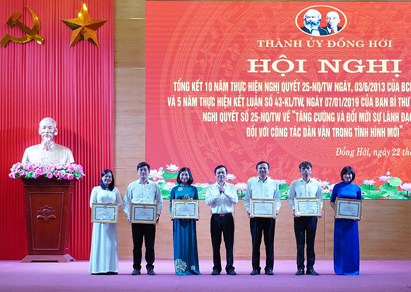 Đại diên Thường trực Thành ủy Đồng Hới trao giấy khen tặng các cá thể tiêu biểu đạt thành tích xuất sắc trong 10 năm thực hiện Nghị quyết số 25-NQ/TW.