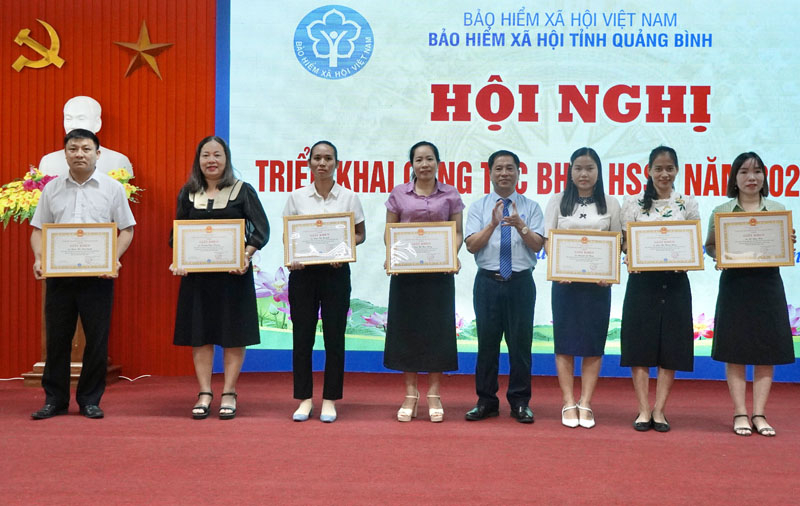 Đại diện lãnh đạo BHXH tỉnh tặng giấy khen cho các cá nhân đã thực hiện tốt công tác BHYT HSSV năm học 2022-2023.