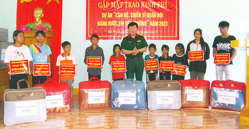Đại diện Thủ trưởng Bộ Chỉ huy Quân sự tỉnh trao quà, kinh phí thực hiện dự án.