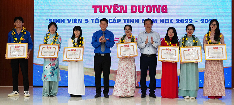 tuyên dương và khen thưởng 12 gương mặt xuất sắc đạt danh hiệu “Học sinh 3 tốt”, 7 gương mặt “Sinh viên 5 tốt”.