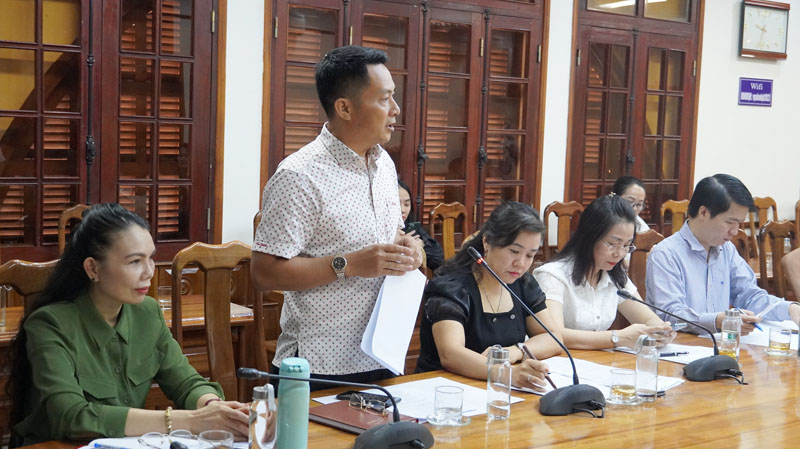 Đại diện lãnh đạo Hội Chữ thập đỏ tỉnh thông tin về những hoạt động cứu trợ, giảm thiểu rủi ro trong thiên tai lũ lụt.