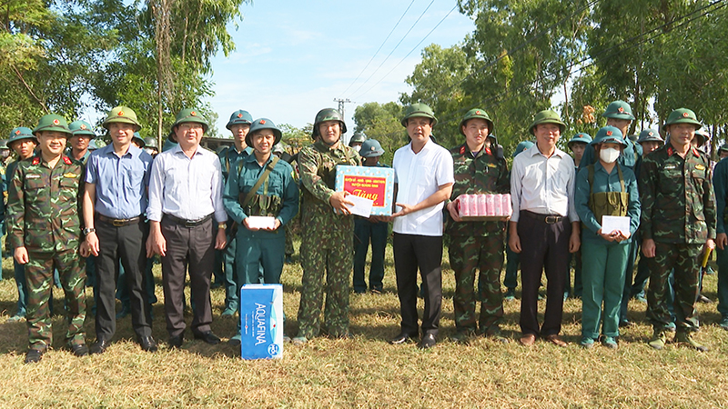 Lãnh đạo huyện Quảng Ninh tặng quà các đơn vị tham gia diễn tập thực binh tại thôn Hà Thiệp, xã Võ Ninh.