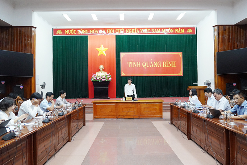 (QBĐT) - Chiều nay, 22/8, đồng chí Hồ An Phong, Tỉnh ủy viên, Phó Chủ tịch UBND tỉnh, Tổ trưởng Tổ công tác số 2 về giải ngân đầu tư công chủ trì buổi làm việc với các sở, ngành, địa phương liên quan về công tác triển khai các dự án đầu tư công.