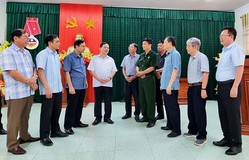Đồng chí Trung tướng Khuất Việt Dũng, Phó Chủ tịch Hội CCB Việt Nam (thứ 4 từ trái sang) trao đổi với cán bộ Hội CCB tỉnh Quảng Bình.
