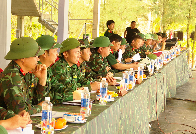 Các đại biểu tham gia đoàn kiểm tra.