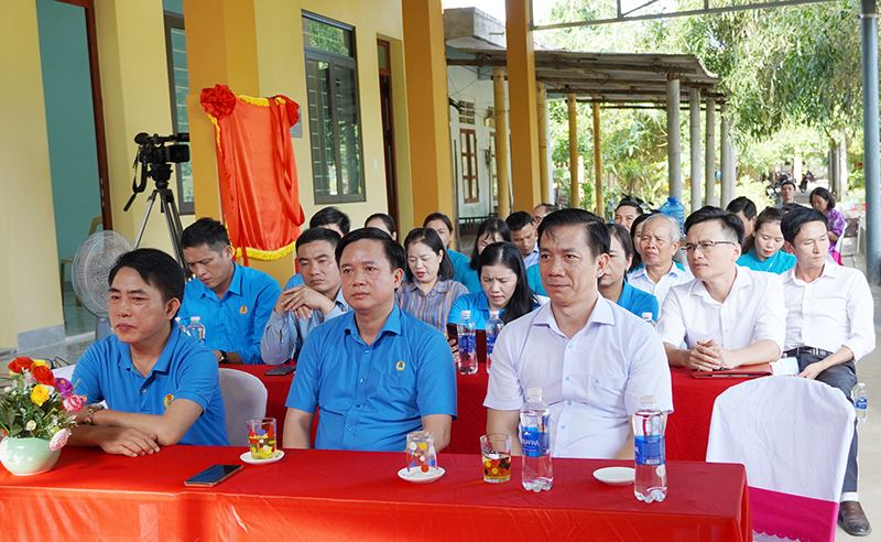 Các đại biểu tham dự lễ khánh thành.