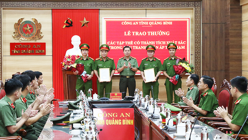 Đại tá Nguyễn Tiến Hoàng Anh, Phó Giám đốc Công an tỉnh trao thưởng cho các đơn vị Phòng Cảnh sát Hình sự và Công an TX. Ba Đồn.