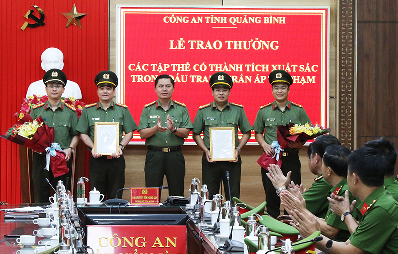 Đại tá Nguyễn Tiến Hoàng Anh, Phó Giám đốc Công an tỉnh trao thưởng cho Phòng An ninh mạng và phòng, chống tội phạm sử dụng công nghệ cao và Phòng An ninh điều tra.