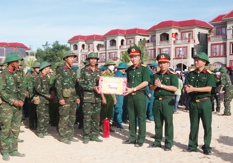 Đại tá Đinh Xuân Hướng, Chính ủy Bộ CHQS tỉnh động viên, tặng quà các đơn vị thực binh ứng phó thảm hỏa cháy nổ.