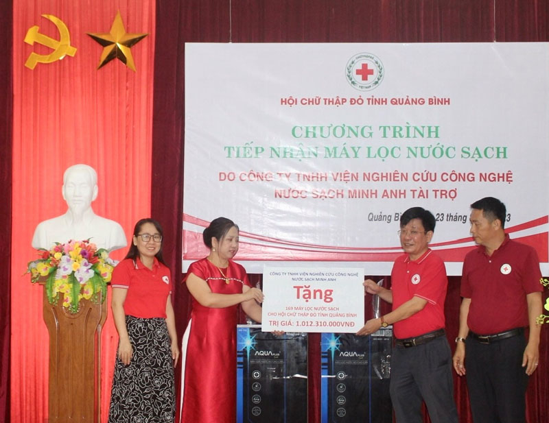 Trao biển tượng trưng 169 máy lọc nước cho đại diện lãnh đạo Hội CTĐ tỉnh.
