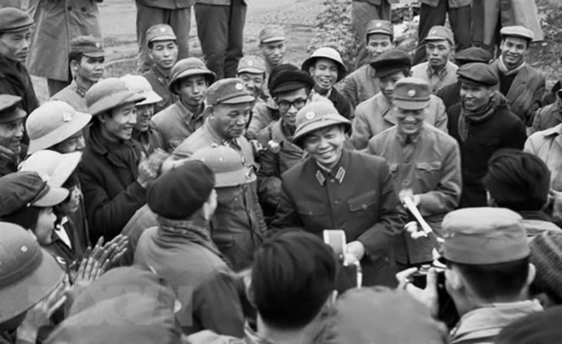 Nhân dịp đầu năm mới (tháng 1/1973), Đại tướng Võ Nguyên Giáp đến thăm, nói chuyện với các chiến sỹ tự vệ khu phố K và T Hà Nội, đơn vị đã dũng cảm mưu trí, bắn rơi máy bay E.111 của Mỹ đêm 22/12/1972. (Ảnh: Ngọc Quán/TTXVN)