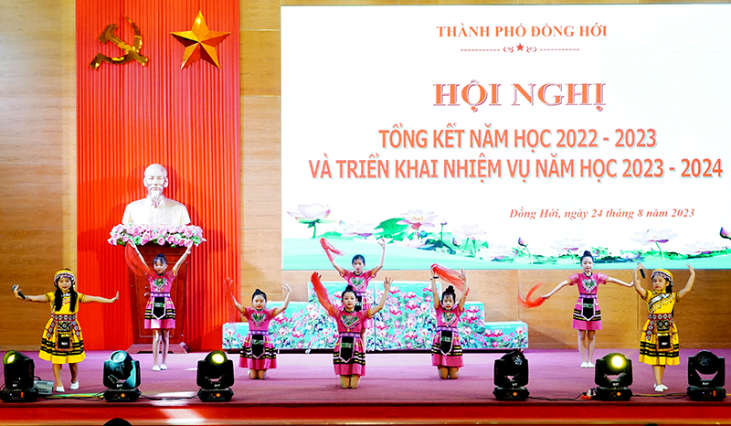 Tiết mục văn nghệ của các em học sinh chào mừng hội nghị.