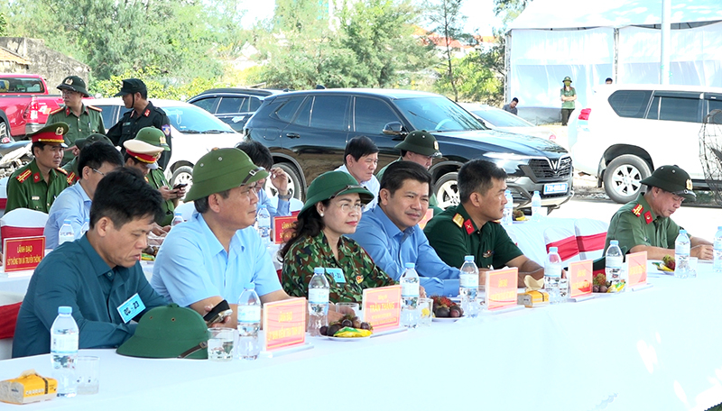 Các đại biểu tham dự buổi tổng duyệt diễn tập thực binh phương án xử lý tình huống A2.