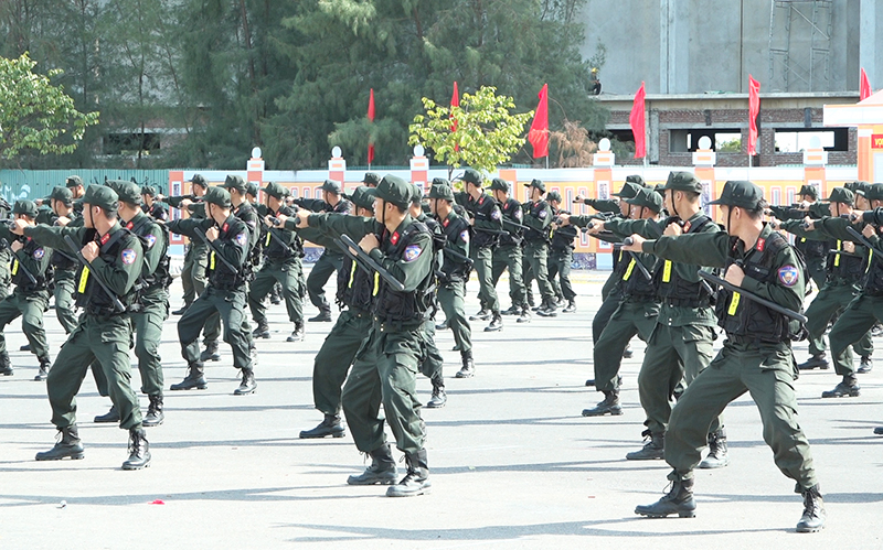 Lực lượng Cảnh sát cơ động trình diễn võ thuật công an nhân dân. A4:  Lực lượng Cảnh sát cơ động triển khai đội hình giải tán đám đông.