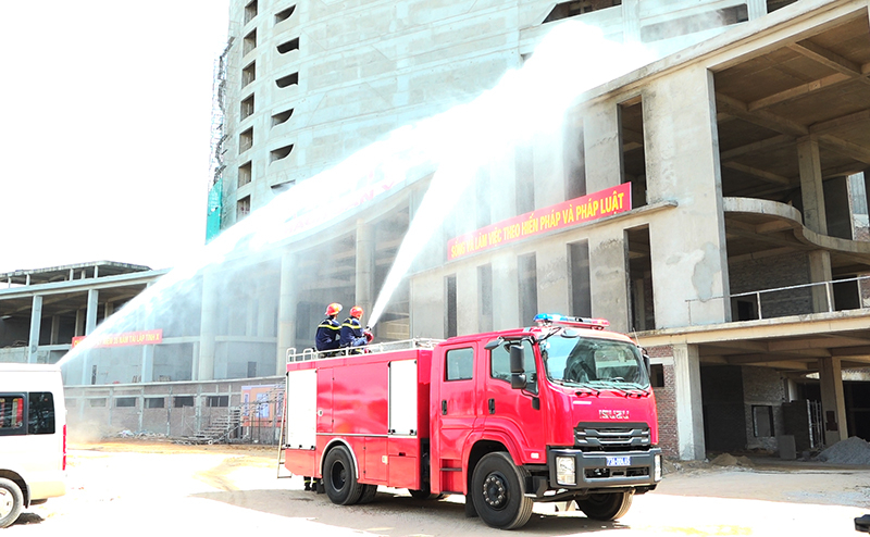 Lực lượng Cảnh sát Phòng cháy, chữa cháy và cứu nạn, cứu hộ diễn tập chữa cháy tại buổi tổng duyệt.