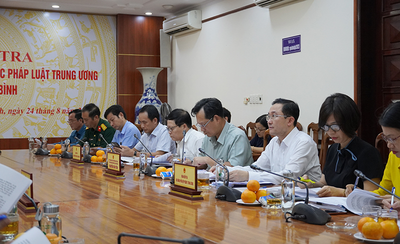 Các thành viên trong đoàn kiểm tra của Hội đồng phối hợp PBGDPL trung ương. 