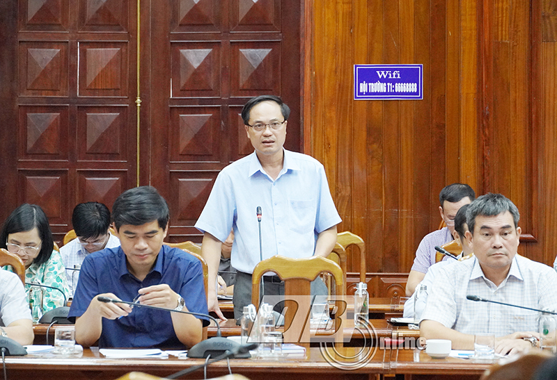 Đại diện lãnh đạo UBND huyện Lệ Thủy phát biểu tại cuộc họp.