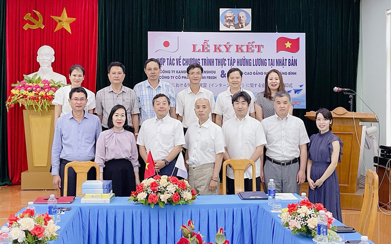Đại diện lãnh đạo Trường cao đẳng Nghề Quảng Bình và hai doanh nghiệp Nhật Bản ký kết thỏa thuận hợp tác.